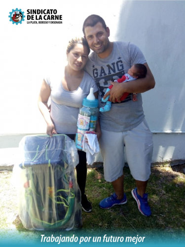 Imagen-entrega-de-kit-de-nacimiento1 (1)